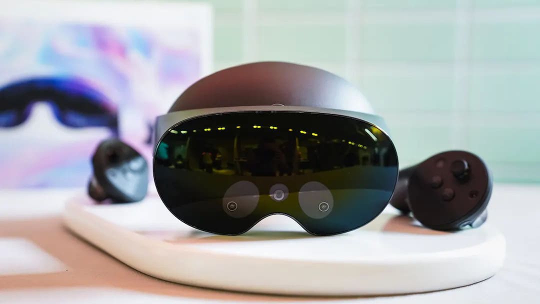 Meta представили VR-гарнитуру Quest Pro