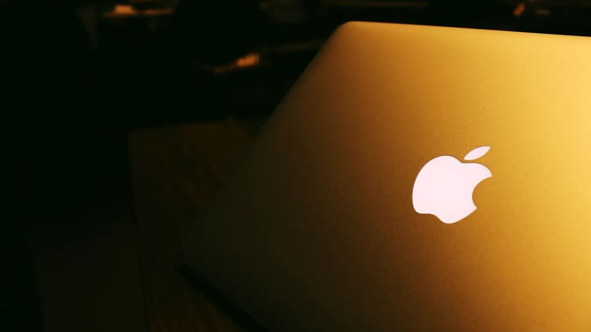 Apple вернут светящийся логотип в ноутбуках