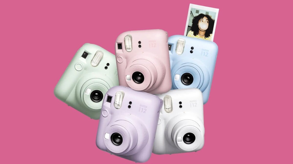 Fujifilm представила камеру с мгновенной печатью Instax Mini 12