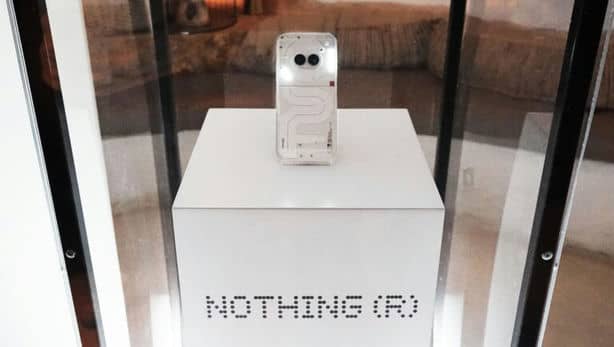Опубликовали живые фотографии смартфона Nothing Phone (2a)