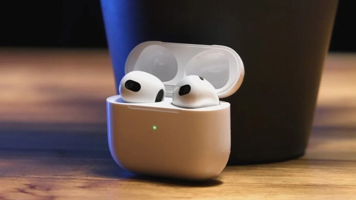 Apple представят две новые модели наушников AirPods