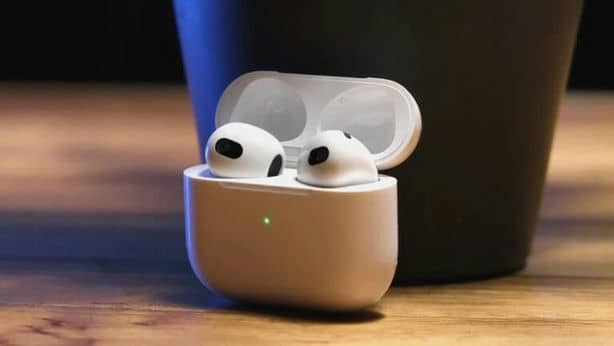 Apple представят две новые модели наушников AirPods