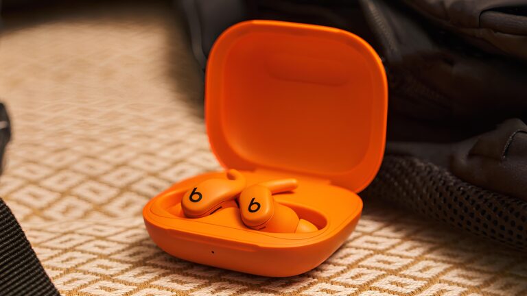 Представили беспроводные наушники Beats Powerbeats Fit