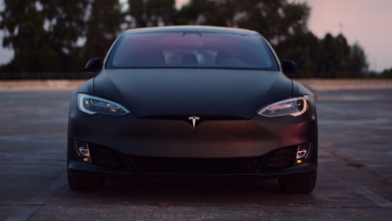 Tesla начнет оснащать свои электромобили спутниковым интернетом Starlink